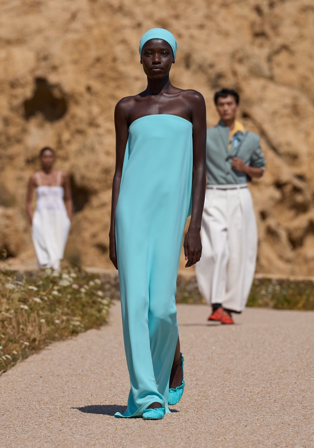Style Notes: «Счастье» по-французски — как прошел показ Jacquemus на Корсике