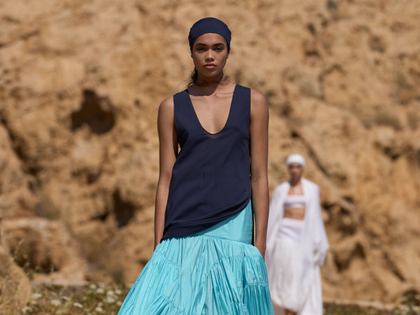 Style Notes: «Счастье» по-французски — как прошел показ Jacquemus на Корсике