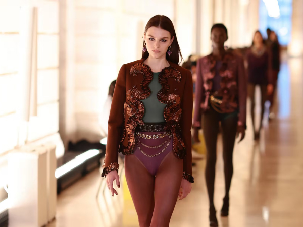 Style Notes. Пластик, цвет и «радостное изобилие»: Marc Jacobs представил весенне-летнюю коллекцию в Нью-Йорке