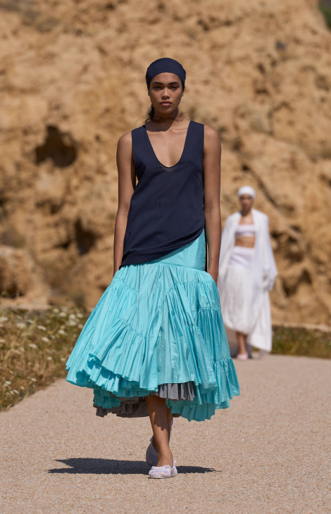 Style Notes: «Счастье» по-французски — как прошел показ Jacquemus на Корсике