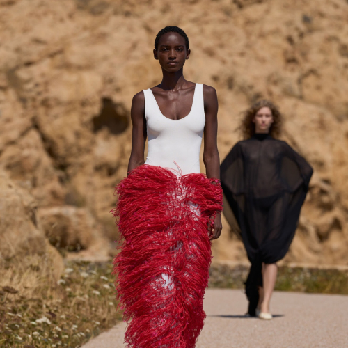 Style Notes: «Счастье» по-французски — как прошел показ Jacquemus на Корсике