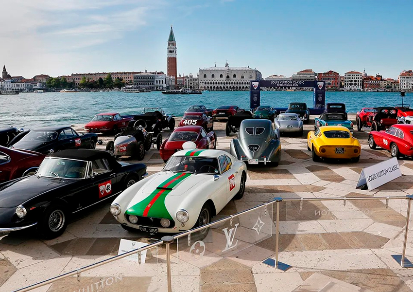 Автомобили в конце заезда Louis Vuitton Classic Serenissima Run в Венеции в 2012 году
