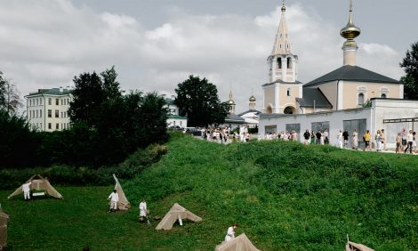Театральный фестиваль &laquo;Сенокос&raquo; в&nbsp;Суздале расширяет границы: интервью с&nbsp;создателями экспериментальных &laquo;Практик соучастия&raquo;
