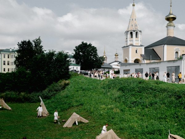 Театральный фестиваль «Сенокос» в Суздале расширяет границы: интервью с создателями экспериментальных «Практик соучастия»