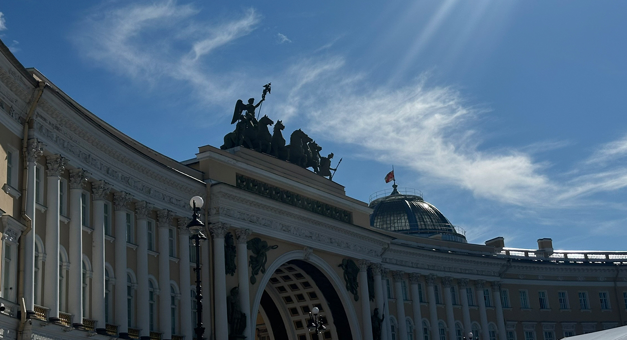 Питер Weekly: спектакль «Гамлет» в Балтийском Доме, десятый фестиваль-трибьют Сергею Довлатову «День Д» и новый паб Blüm