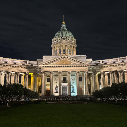 Питер Weekly: Международный форум объединенных культур, закрытие фонтанов в Петергофе и флористический ужин в Percorso