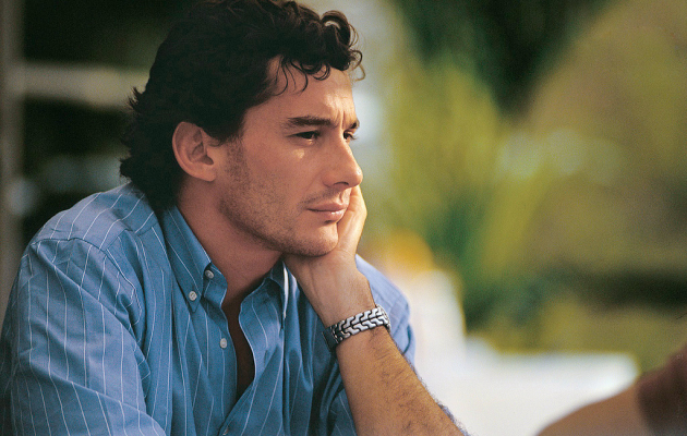 Фото: Instituto Ayrton Senna / Wikimedia Commons, CC BY 2.0. Источник: https://commons.wikimedia.org/wiki/File:Ayrton_Senna_8.jpg Фото изменено