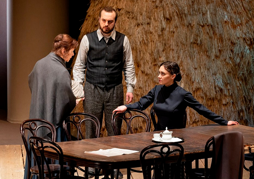 9 октября на Основной сцене Театра Маяковского покажут спектакль «Русский роман» Миндаугаса Карбаускиса