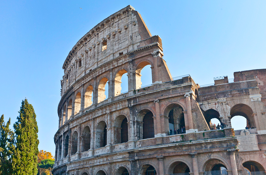 Интересно, что по дороге к визитной карточке Рима — Колизею — можно услышать уличную музыку на любой вкус — от Майкла Джексона до древнеиндийских песен.
