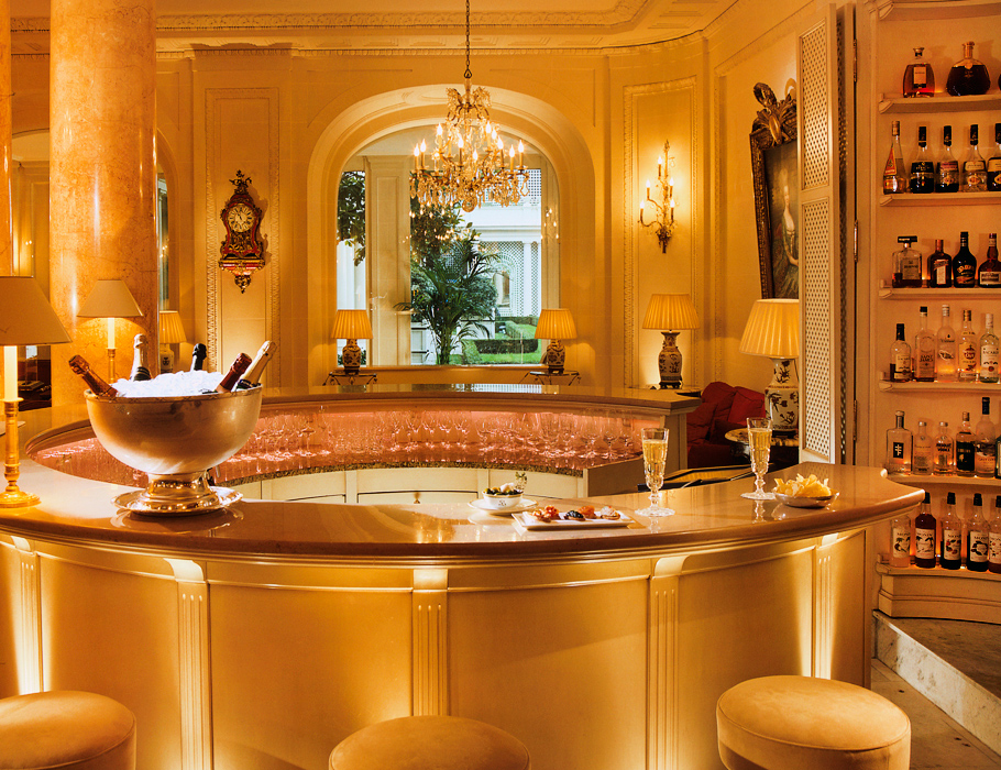 В баре отеля Le Bristol за соседним столиком легко можно увидеть Венсана Касселя или Скарлетт Йоханссон