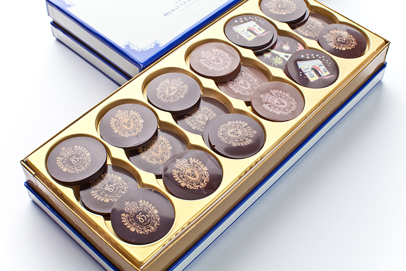 Купить монеты официально. Debauve Gallais шоколад. Шоколад в виде монет. Форма для шоколада монеты. Дорогие шоколадки.
