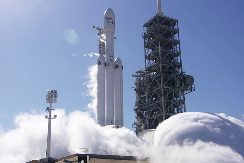 Tesla на орбите: компания Илона Маска SpaceX запустила в космос ракету с автомобилем на борту