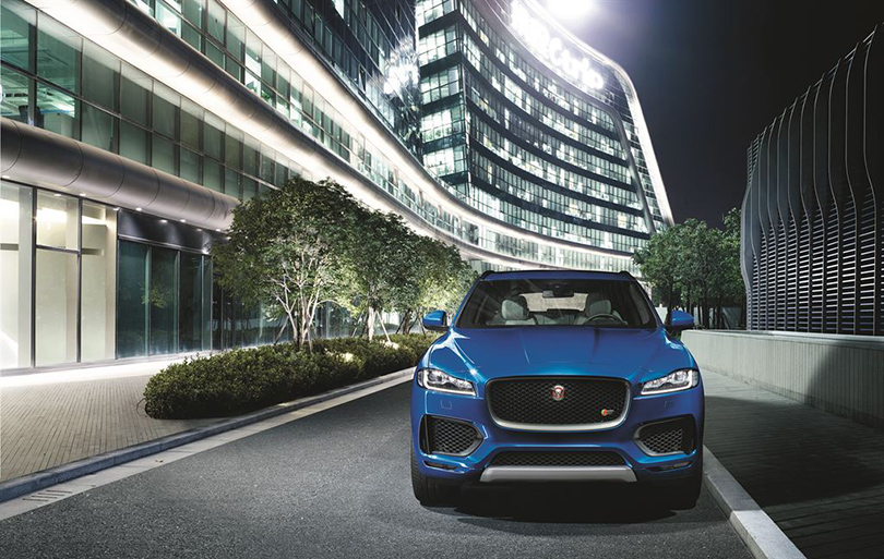 Стивен Хокинг представил новый Jaguar F-Pace