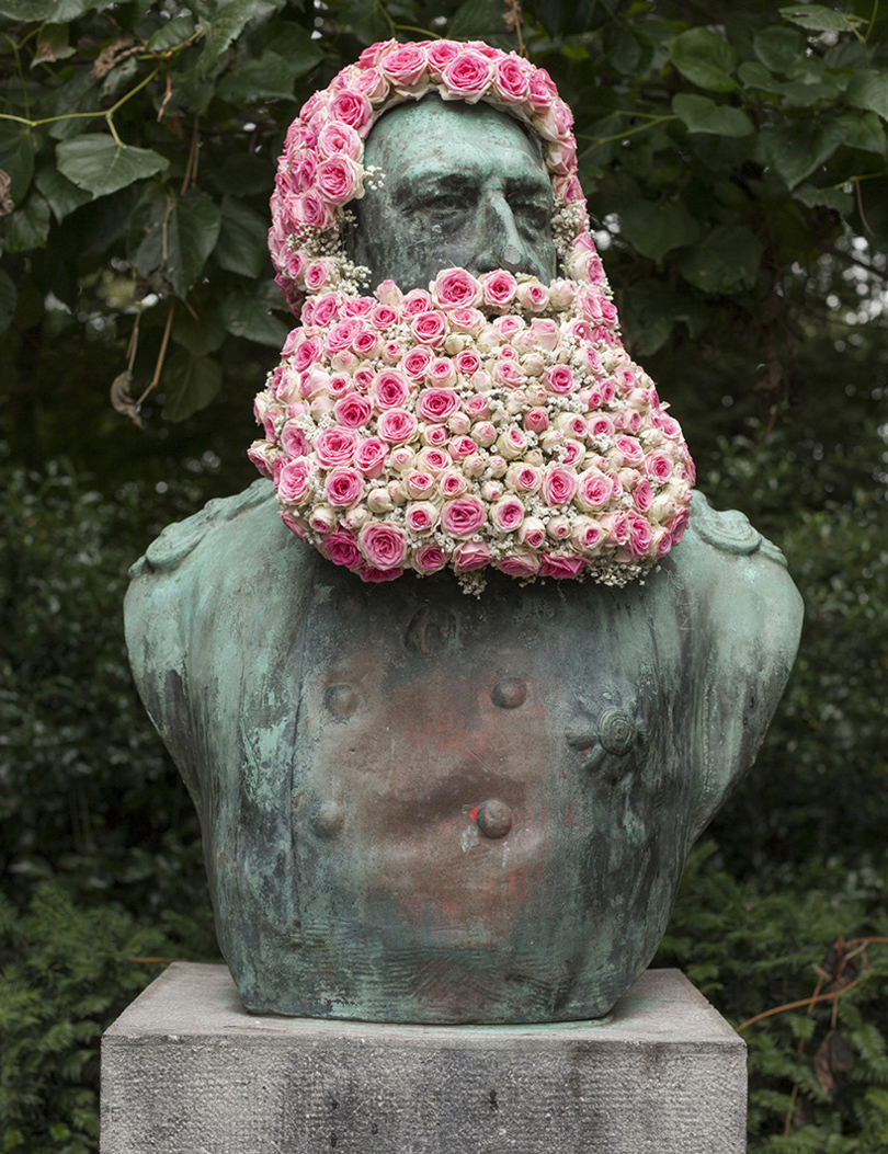 Общество: в Бельгии художник Жоффруа Моттарт «отращивает» цветочные бороды историческим памятникам