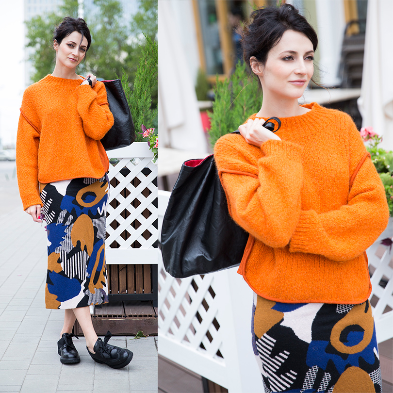 Шерстяной свитер Sportmax, трикотажная юбка Monki, ботинки и кожаная сумка Prada