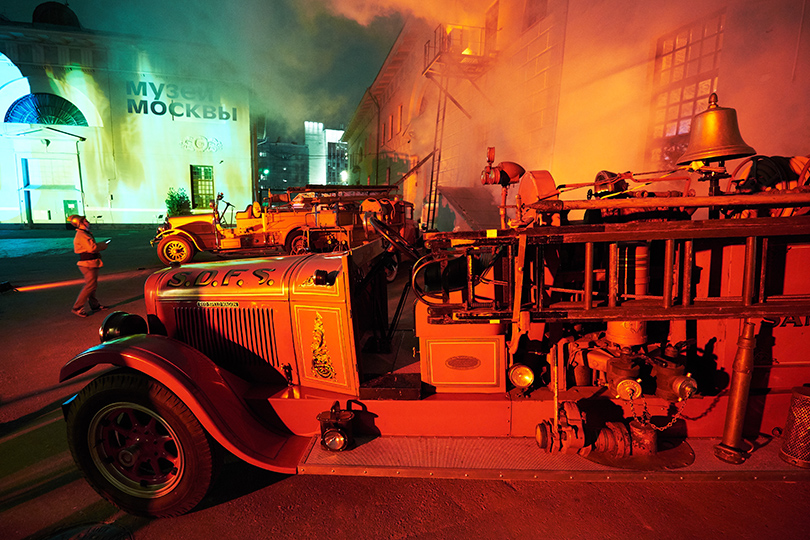 Style Notes: «огненный» показ Moschino в Музее Москвы