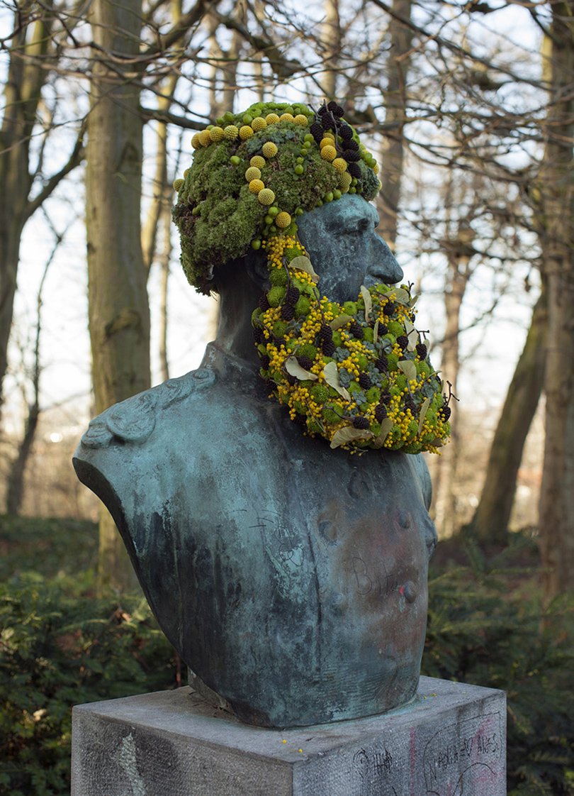 Общество: в Бельгии художник Жоффруа Моттарт «отращивает» цветочные бороды историческим памятникам