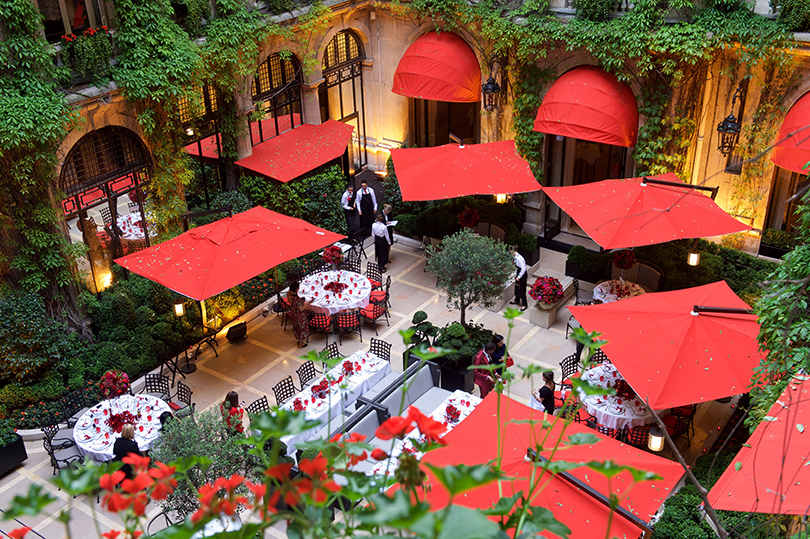 Идея на майские: ужин в La Cour Jardin во внутреннем дворике Hôtel Plaza Athénée