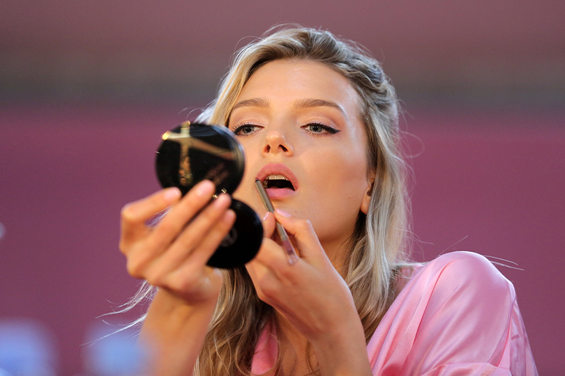 Уроки красоты с Евгенией Ленц: реально ли сделать макияж и укладку как у моделей Victoria’s Secret?