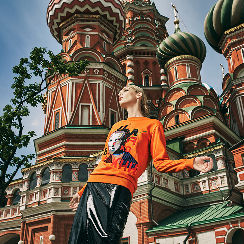 Style Notes: модная съемка Aizel в Московском Кремле. Юбка Daria Bardeeva, свитшот Katя Dobrяkova