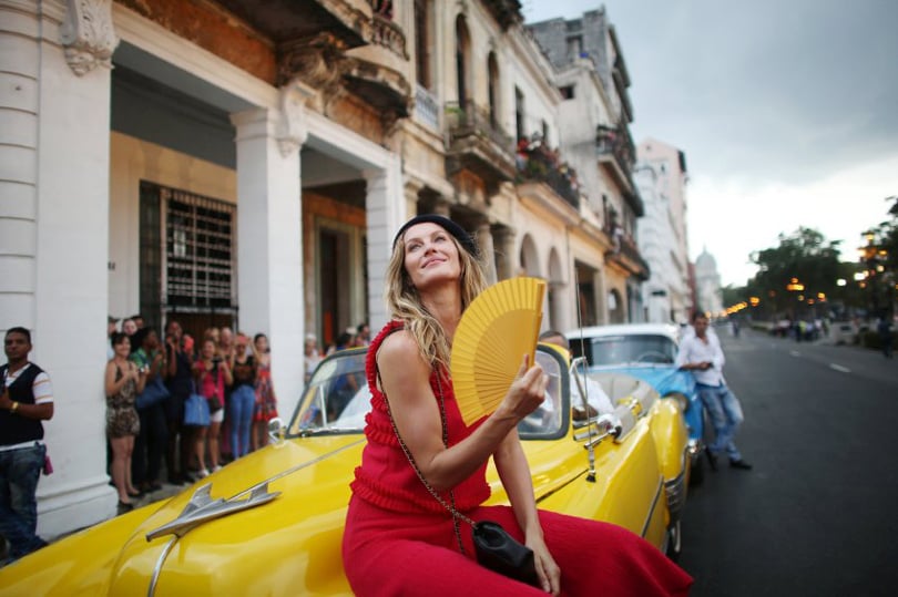 Показ круизной коллекции Chanel на Кубе. Жизель Бундхен