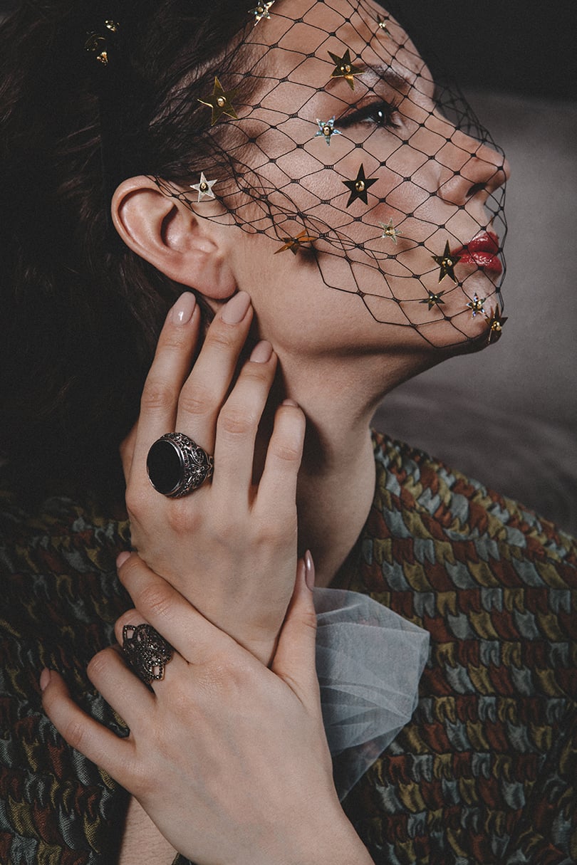 Ободок с вуалью, расшитой пайетками — Polyakov Couture; кольцо из серебра с агатом, кольцо из черненого серебра с гранатами -Axenoff Jewellery