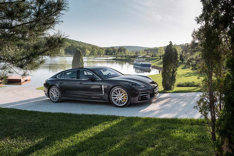 Cars with Jan Coomans. Porsche Panamera Turbo driven on the road, a racetrack and into a vineyard