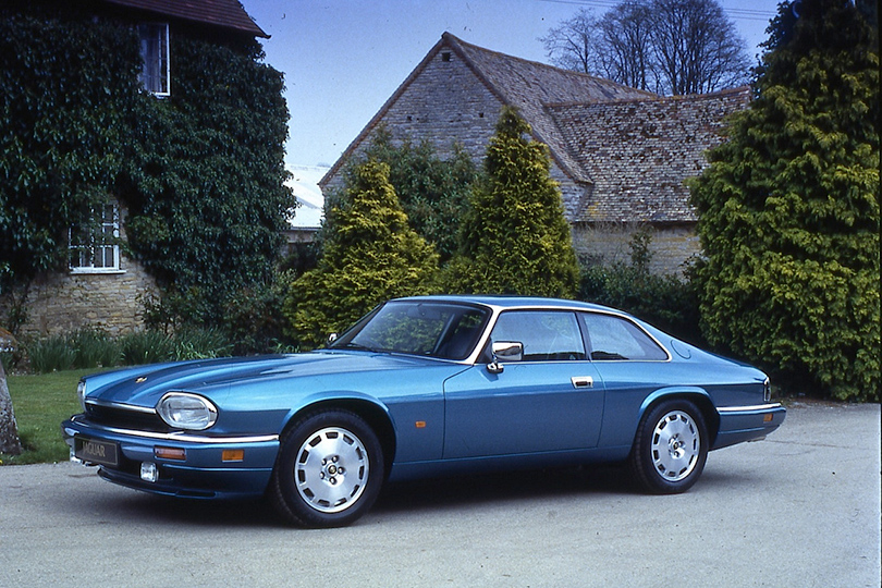 Кабриолеты Jaguar: любовь навсегда. Хоть и не в день свадьбы, но в знак любви Дэниэл Крэйг подарил своей жене Рэйчел Вайс именно Jaguar — синий XJ-S V12 1978 года.
