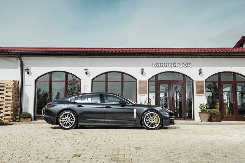 Cars with Jan Coomans. Porsche Panamera Turbo driven on the road, a racetrack and into a vineyard