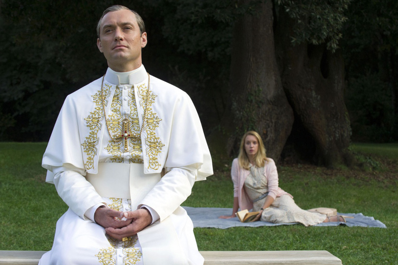 Что посмотреть в выходной: пять ролей Джуда Лоу. «Молодой Папа» (2016)