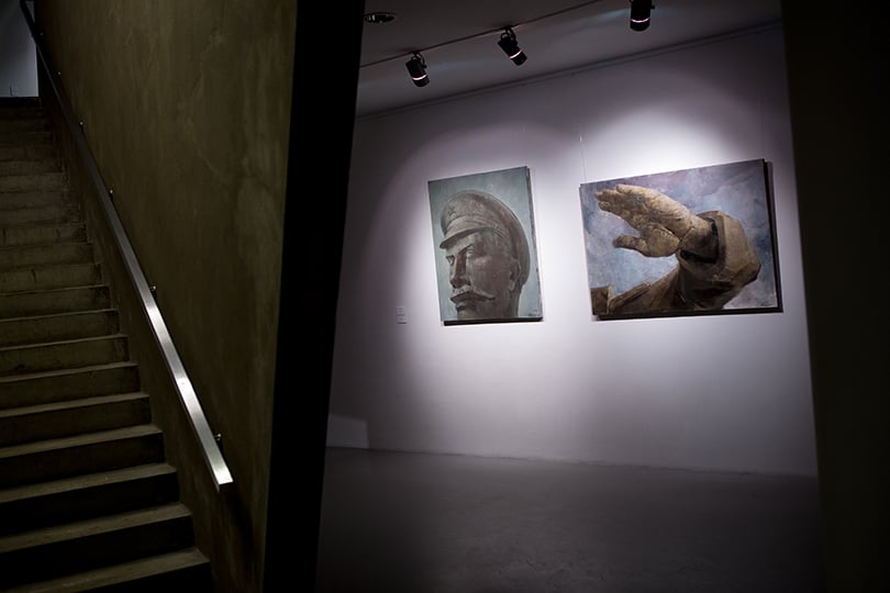 Art & More: в RuArts открыли экспозицию, посвященную советской монументальной пропаганде. Цикл работ «Стена» известного московского художника Семена Агроскина