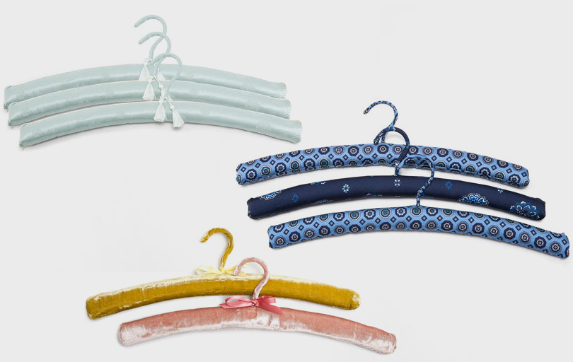 Дизайн & Декор: стильная и удобная гардеробная — как ее организовать? Вешалки, обтянутые шелковой жаккардовой тканью, бархатом и саржей с принтом, Zara Home