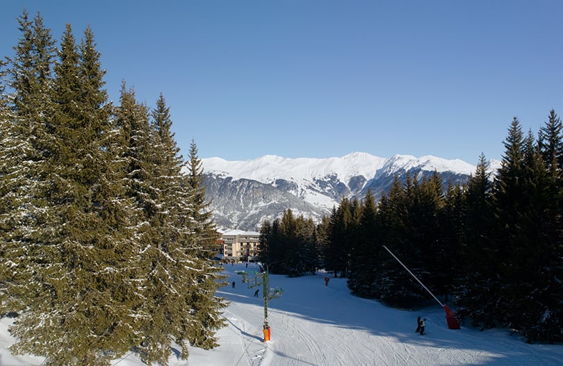 Идея на каникулы: открываем лыжный сезон на самой известной трассе Куршевеля в обновленном Aman Le Mélézin