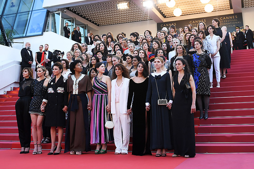 Акция женской солидарности на премьере фильма «Девушки солнца» в Каннах. Женщины-участницы акции протеста