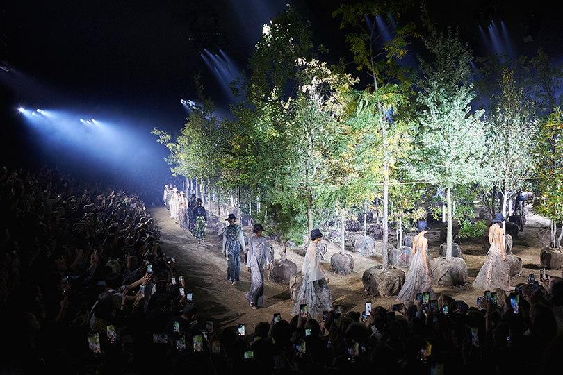 164 дерева — и дело в шляпе: в Париже показали коллекцию Dior весна-лето 2020
