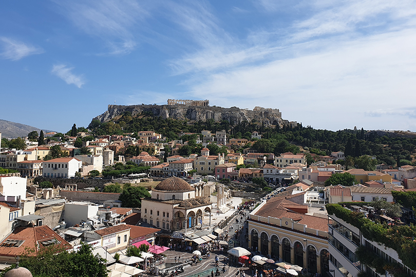 Вид на Акрополь и Афины с террасы самого высокого здания в городе, куда водят гиды Alternative Athens