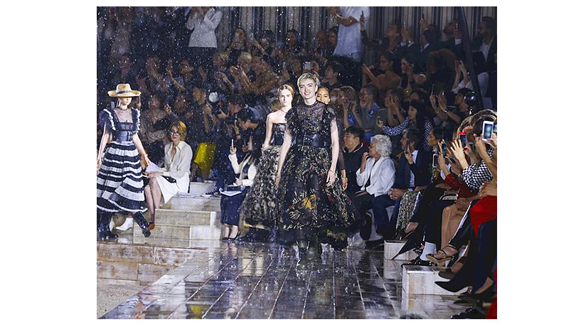 Дождь над Шантийи: Мария Грация Кьюри представила круизную коллекцию Dior