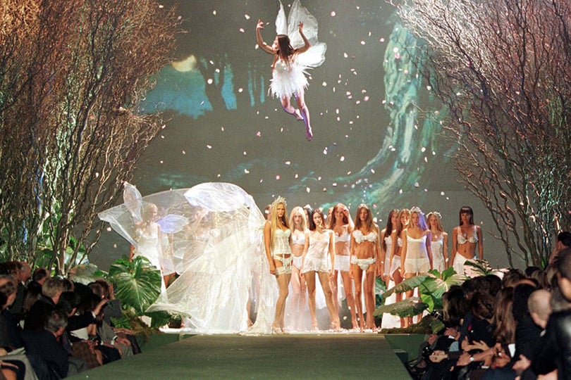 Style Notes: секреты Victoria’s Secret. Как превратить бренд в культурный феномен? 1999 год. Хайди Клум, Жизель Бундхен и Кристи Хьюм становятся моделями Victoria’s Secret.