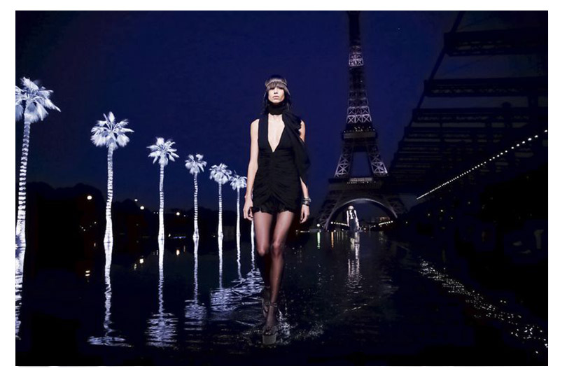 На мокром месте: в Париже прошел показ весенне-летней коллекции Saint Laurent
