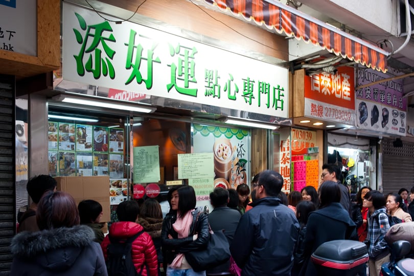 Как «читать» наклейки на дверях ресторанов. В Гонконге находится самый дешевый мишленовский ресторан со звездой — димсамная Tim Ho Wan