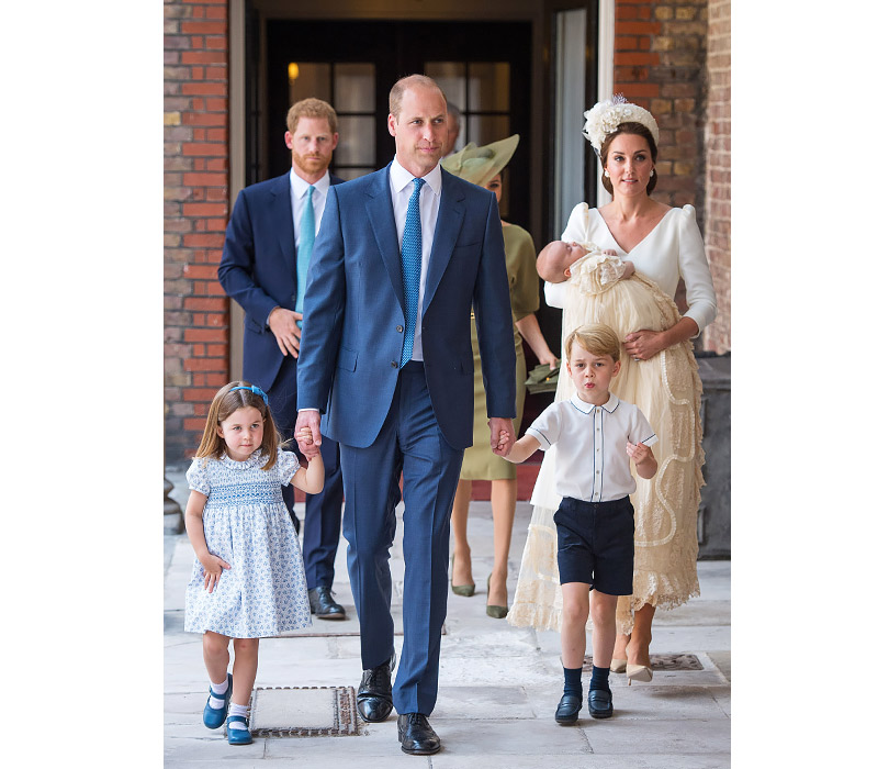 На заднем плане принц Гарри и Меган Маркл, на переднем — герцоги Кембриджские с сыновьями Джорджем и Луи и дочкой Шарлоттой