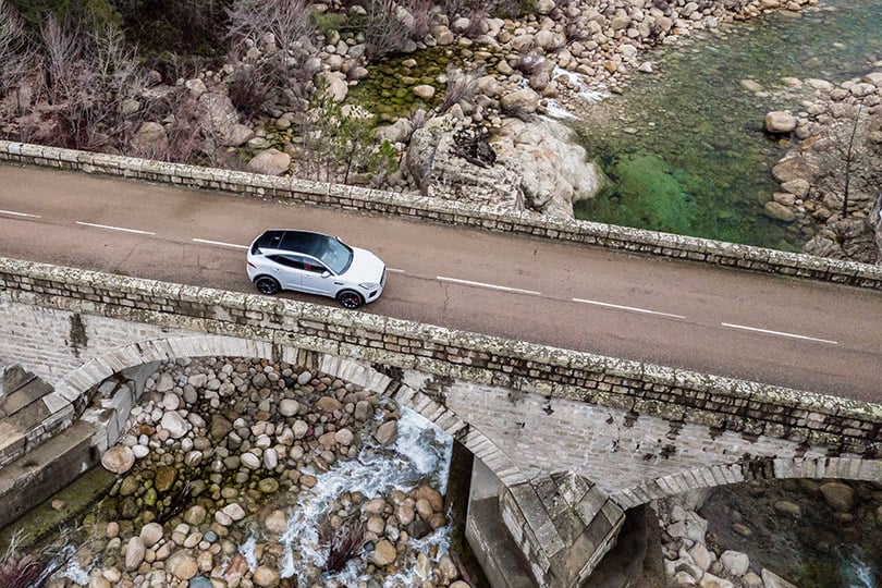 Авто с Яном Коомансом: тест-драйв нового Jaguar E-Pace на знаменитых дорогах Корсики