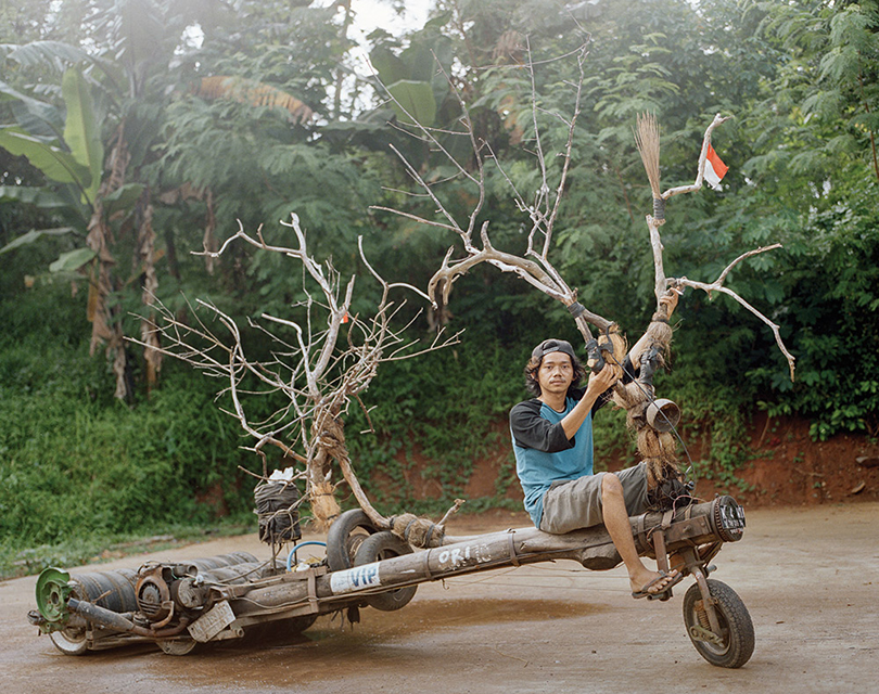 Фото дня: скутеры-Франкенштейны, или Как итальянская Vespa стала символом свободы для индонезийцев