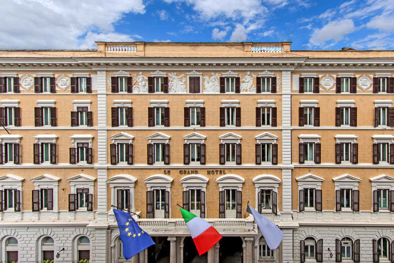 Идея на уикенд: пятиметровая люстра, венецианские зеркала и черный мрамор – отель-дворец St.Regis Rome открылся после реновации 