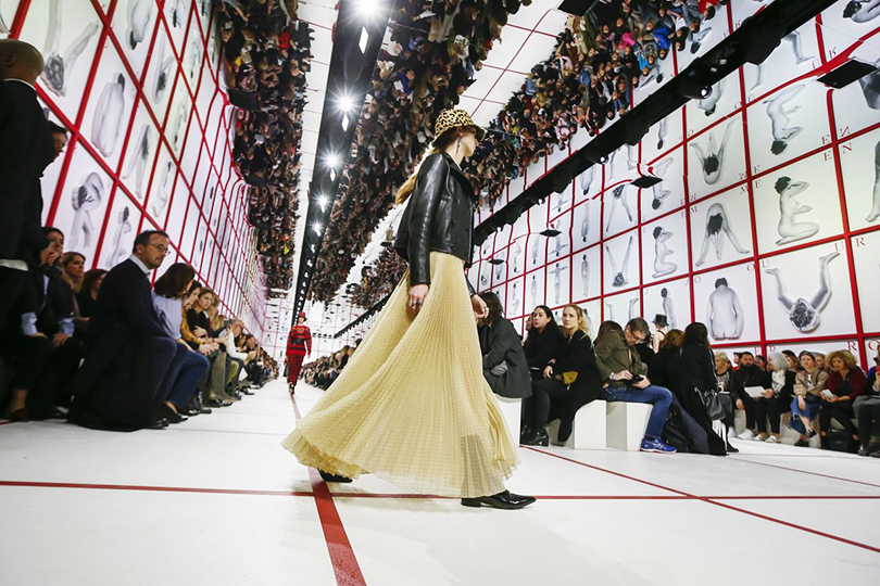 Женщина «от А до Я»: показ Christian Dior в Париже, созданный Марией Грацией Кьюри под впечатлением от творчества Томасо Бинга