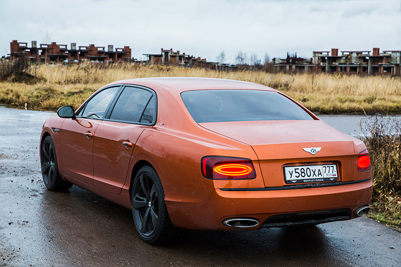 Авто с Яном Коомансом: Bentley Flying Spur — королевская особа с легкой сумасшедшинкой