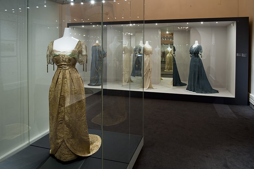 Идея на уикенд: изучаем стиль ар-деко на выставке Института костюма Киото в Кремле. Слева: вечернее платье из шелкового атласа с золотым кружевом от Жана-Филиппа Ворта (около 1910 г.), справа: шелковое платье с вышивкой от британского бренда Liberty & Co (1909 г.)