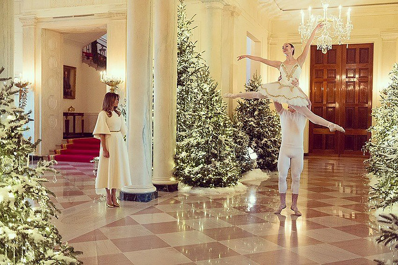 Рождество в Белом доме: Мелания Трамп украсила резиденцию и зажгла праздничную иллюминацию