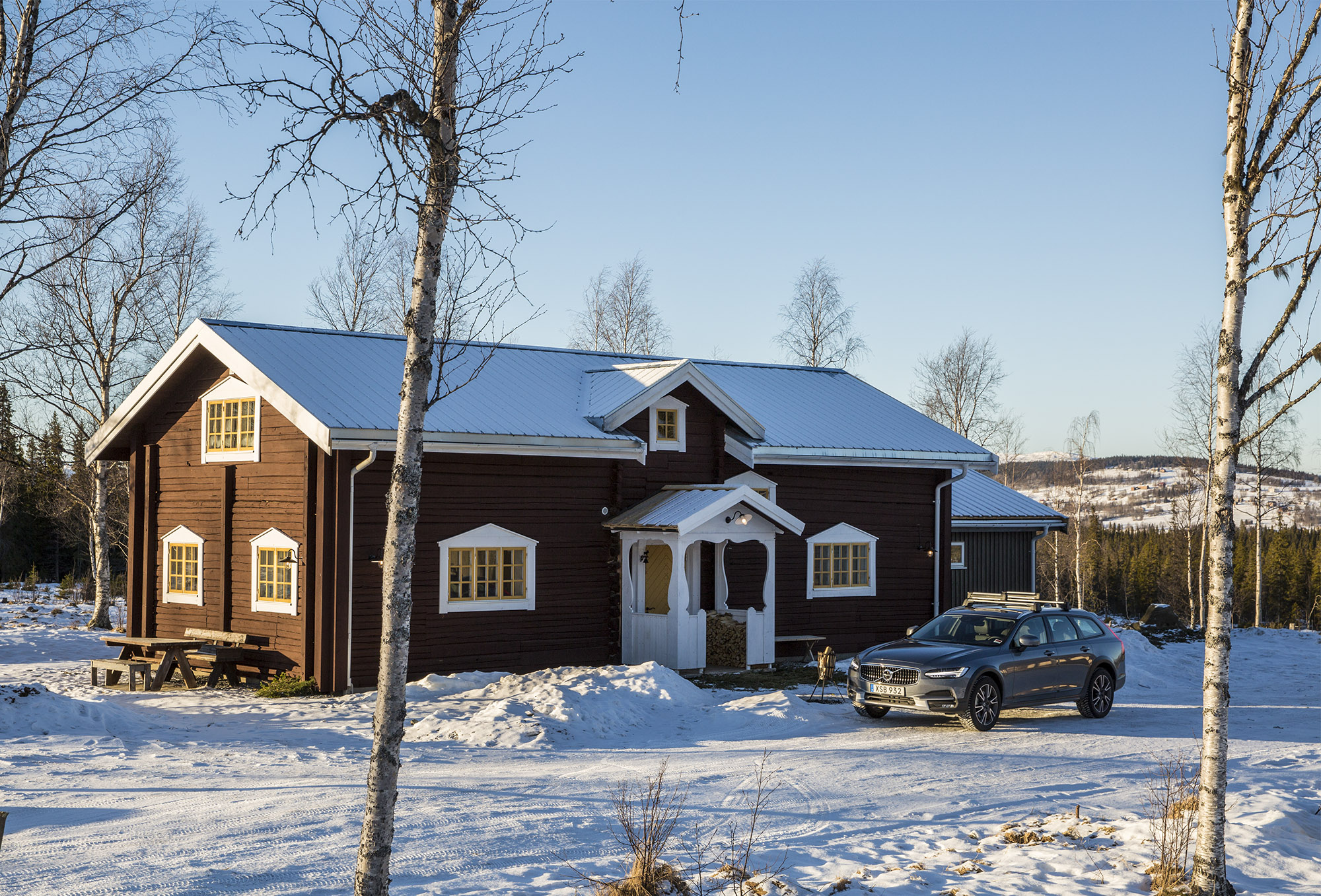 Cars with Jan Coomans. Cold Swedish Adventure: Volvo’s Get Away Lodge and the new V90 Cross Country