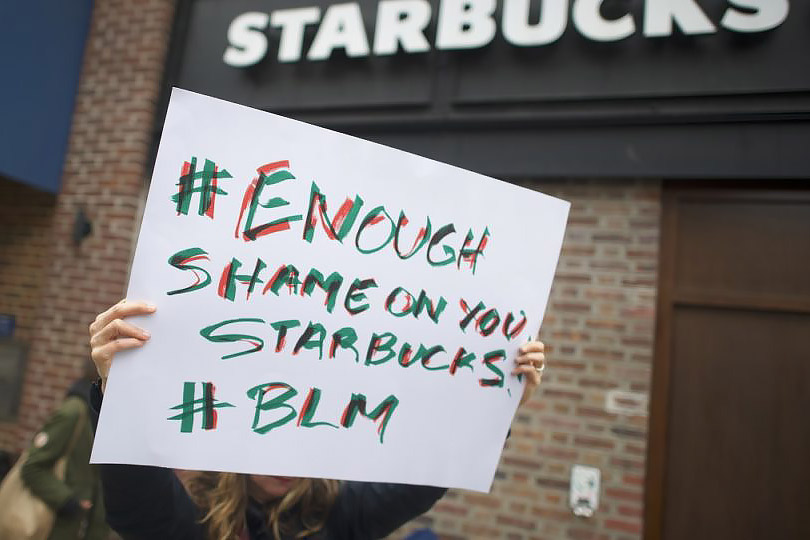 Из-за расистского скандала кофейни Starbucks на день приостановят работу в США
